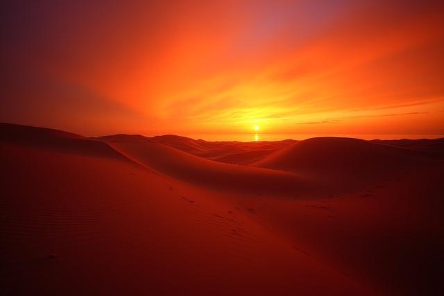 鳥取砂丘のドラマチックな夕暮れ